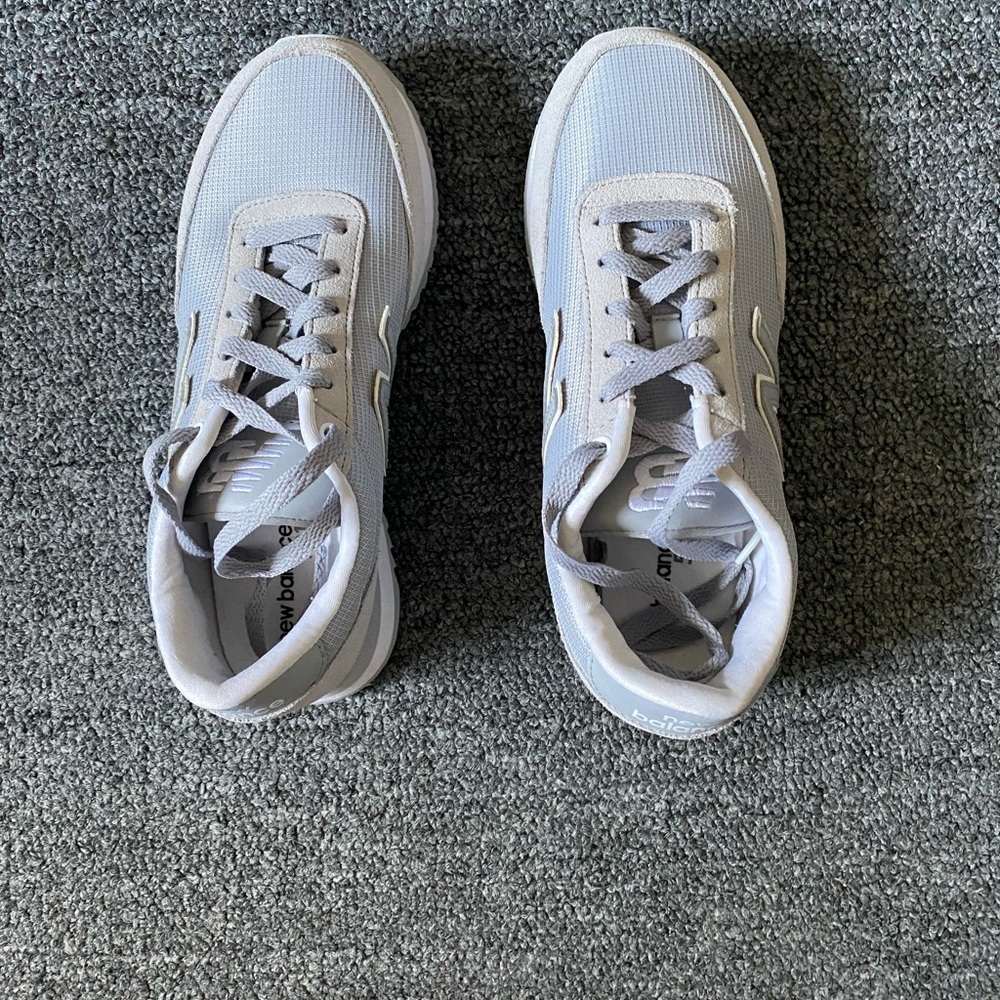 New Balance sneakers; Light gray/white; Woman size 8